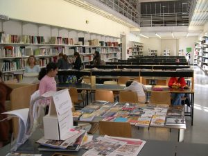 Vox retira libros LGTBI de la biblioteca de Burriana