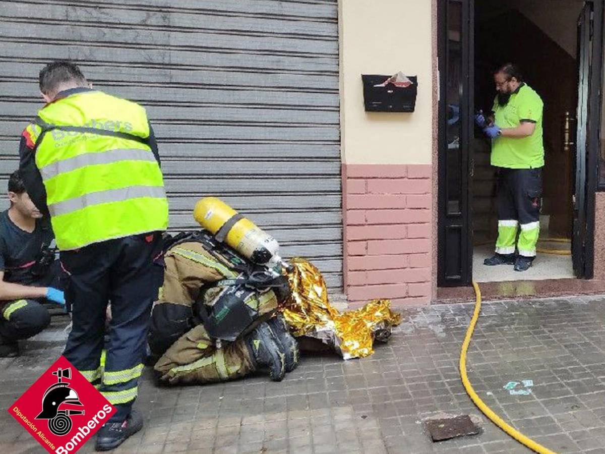 Hospitalizado tras el incendio de su vivienda en Alcoy