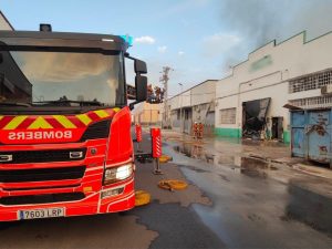 Un incendio industrial consume una nave en Beniparrell