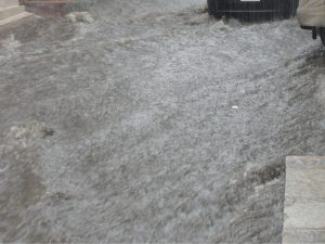 Túneles y carriles cerrados por la lluvia en Castellón