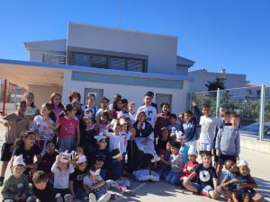 Alumnos de Santa Magdalena reciben a ‘la Castanyera’