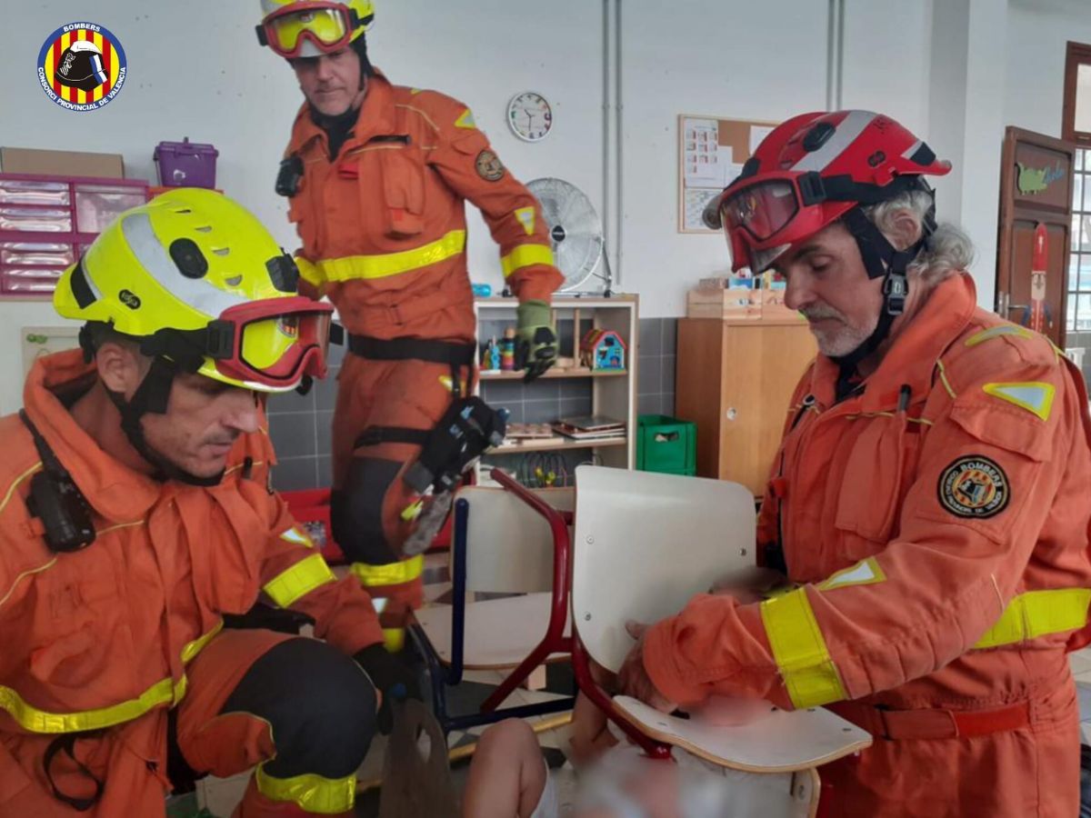 Bomberos rescatan a un niño atrapado en silla escolar en Gandia