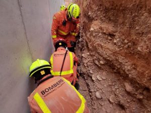 Un trabajador cae de una altura de 4 metros en Sagunto