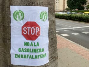 Protesta de Som Castelló y los vecinos contra la gasolinera de Rafalafena