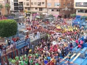 Fira d’Onda arranca con el multitudinario almuerzo, pasacalle y toros cerriles