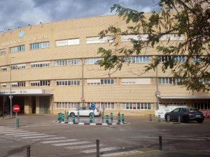 Cae desde el tejado del mercado de abastos de Castelló