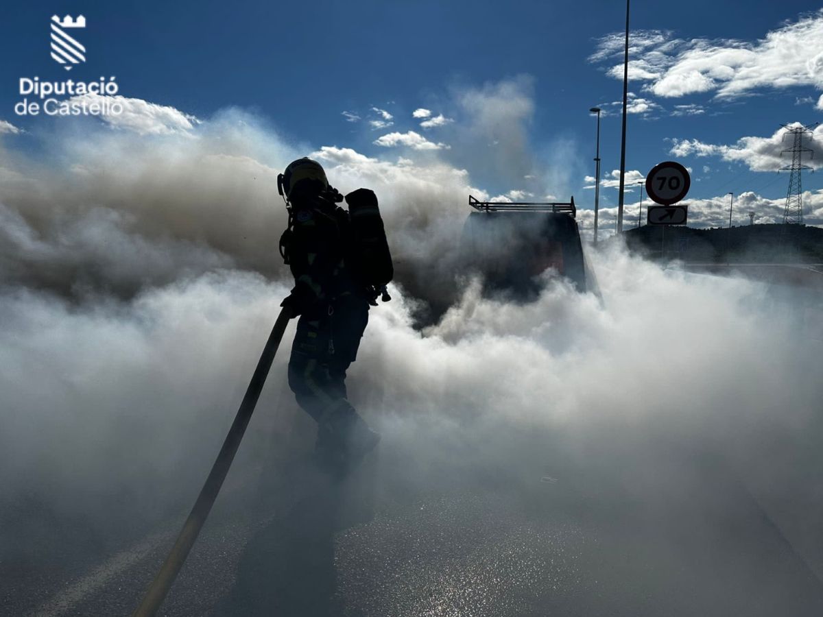 Incendio de un vehículo en la A7 de La Vall D’Uixó