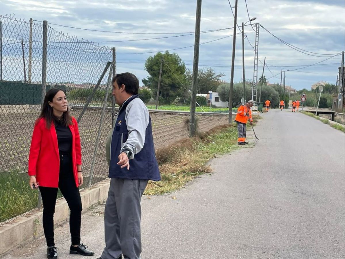 Continúa la limpieza y desbroce en el Camí Fondo y otros caminos de la Marjalería