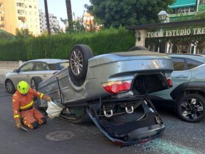 Aparatoso vuelco de coche en La Pobla de Farnals