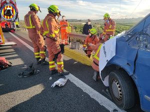 Un muerto y un herido grave al ser atropellados por dos camiones en la A-7