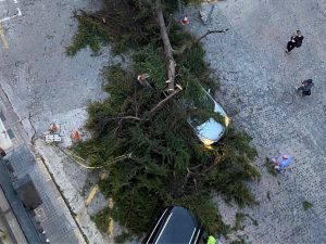 El viento en Castellón causa múltiples intervenciones y el cierre del cementerio