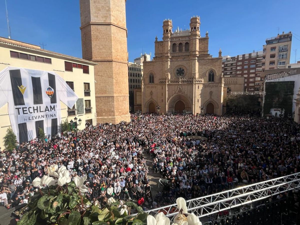 El CD Castellón reúne a más de 5.000 personas en la plaza Mayor