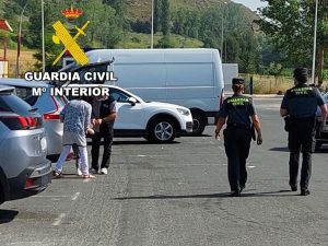 La Guardia Civil rescata a un perro del interior de un coche en el Mundial de Motociclismo de Cheste