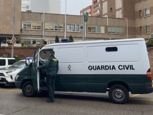 Se atrinchera y arroja cócteles molotov a la calle en Toledo