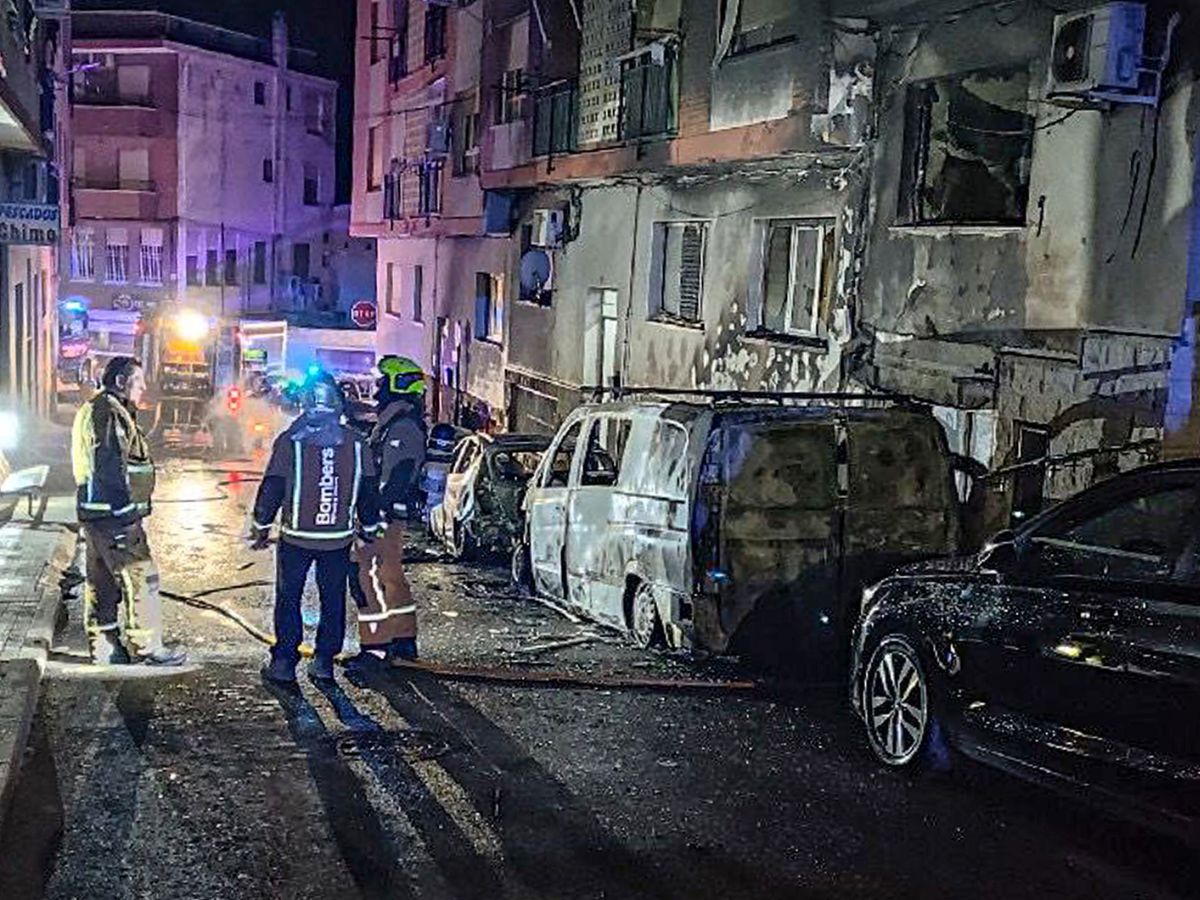 Varios vehículos y edificios afectados por un incendio en Banyeres