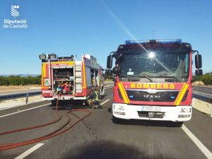 Incendio de un camión de transporte porcino en Vinaròs