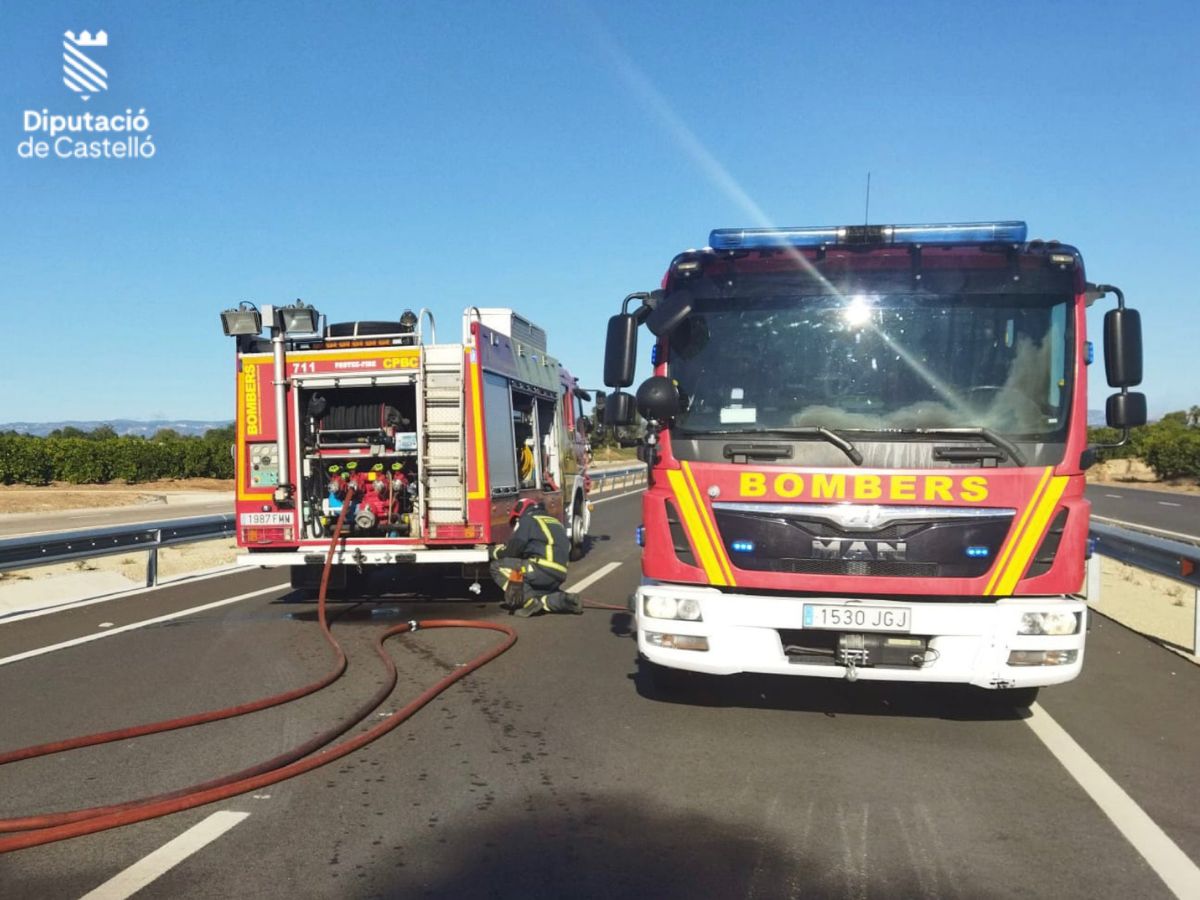 Incendio de un camión de transporte porcino en Vinaròs