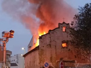 Un incendio destruye la ermita de Sant Vicent en Gandia