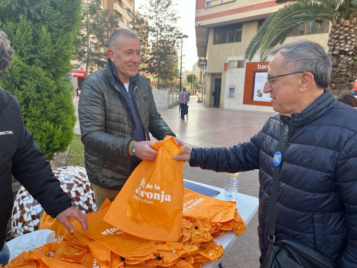 Reparto de bolsas en El ‘Mercat de la Taronja’ de Castellón