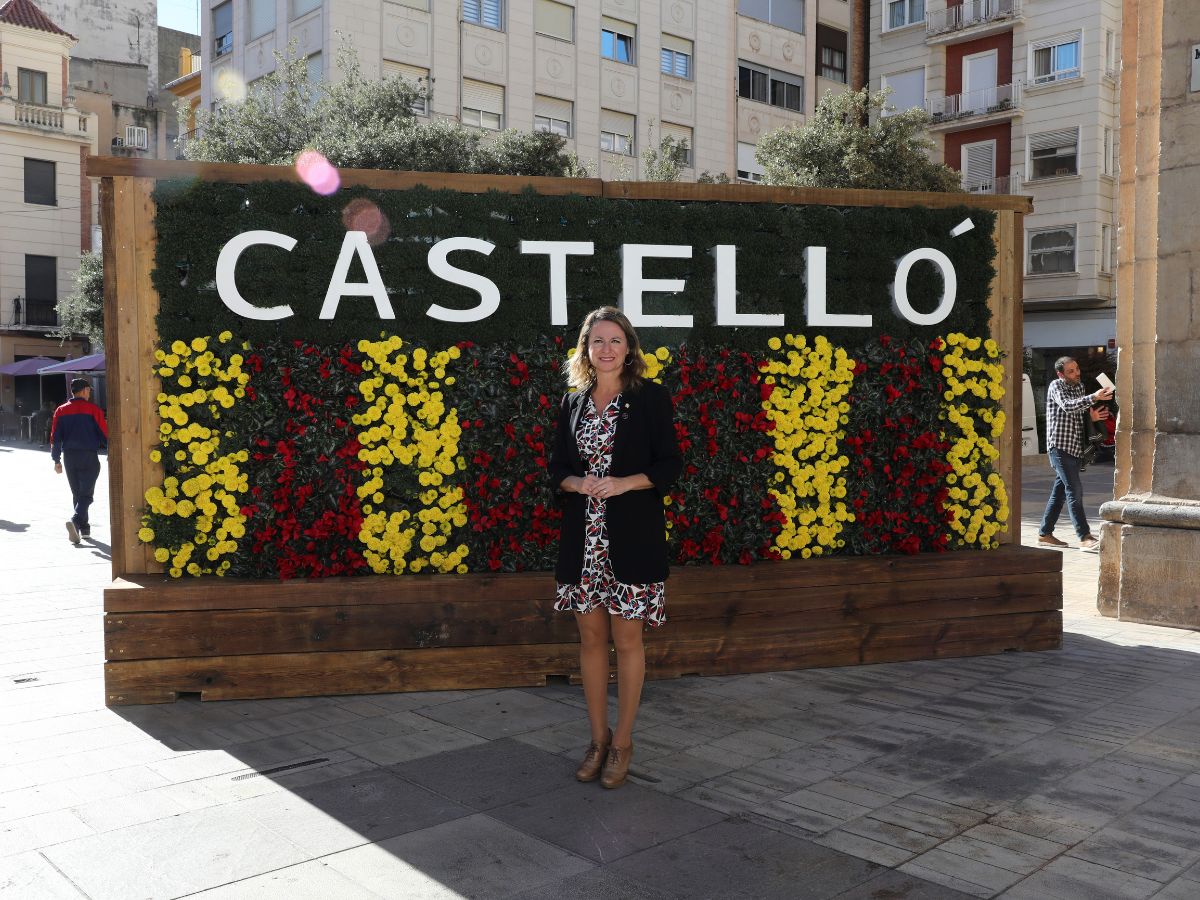 La Plaza Mayor de Castellón ya luce el nuevo tapiz floral