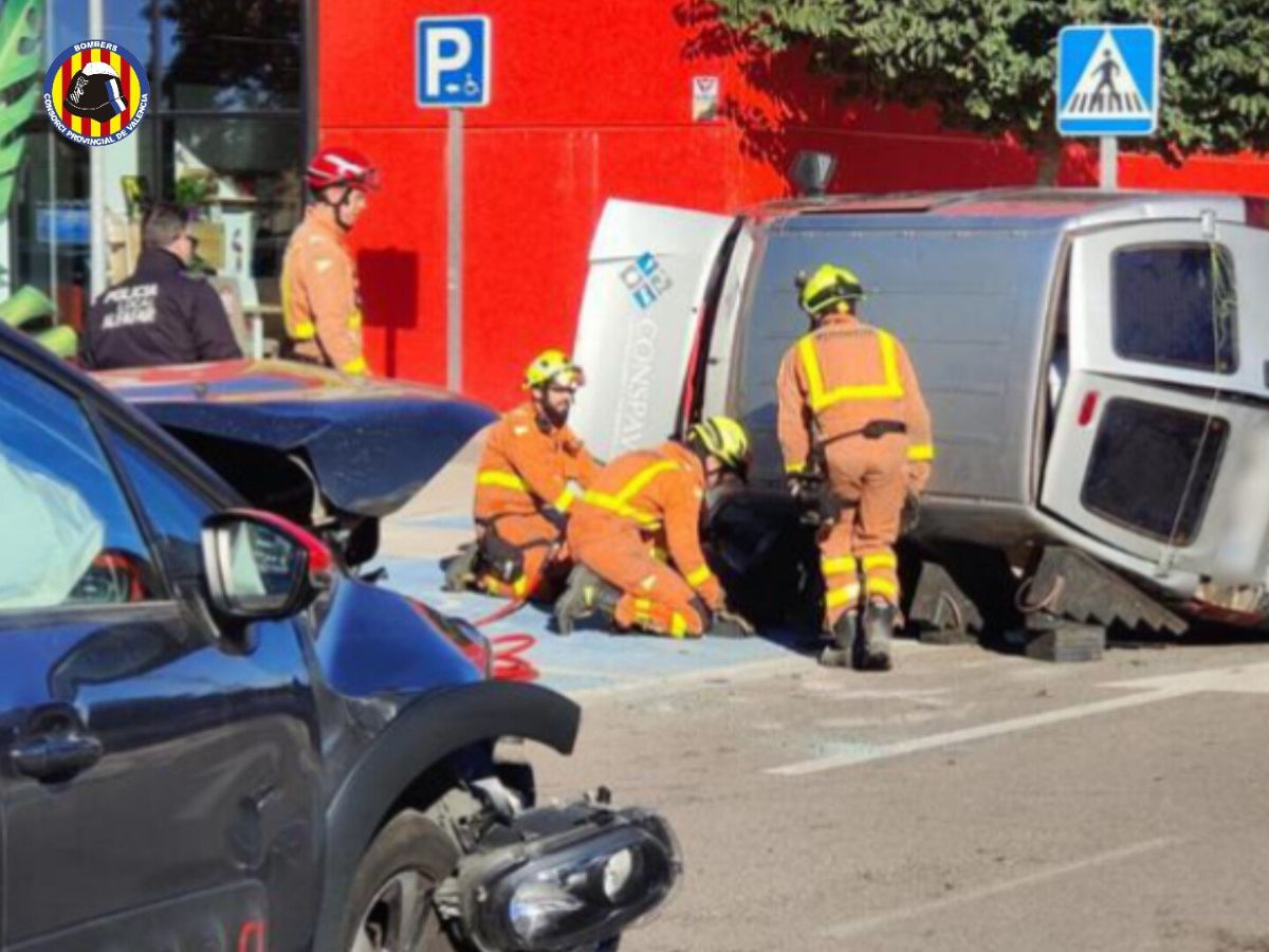 coche volcado en Alfafar Aparatoso accidente 2