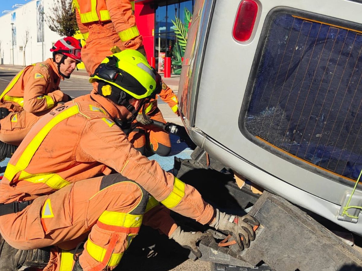 Aparatoso accidente deja coche volcado en Alfafar