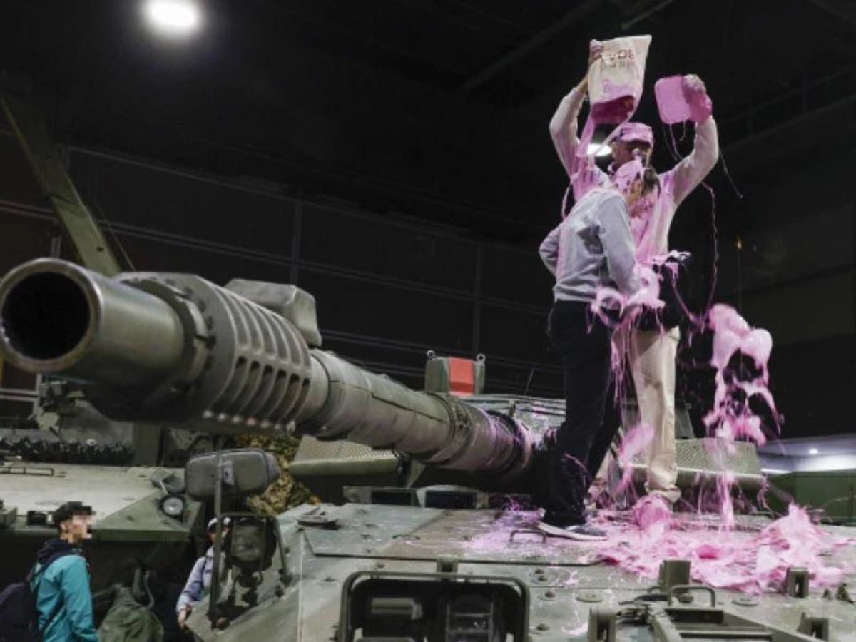 Dos detenidos por tirar pintura rosa sobre un tanque en Expojove