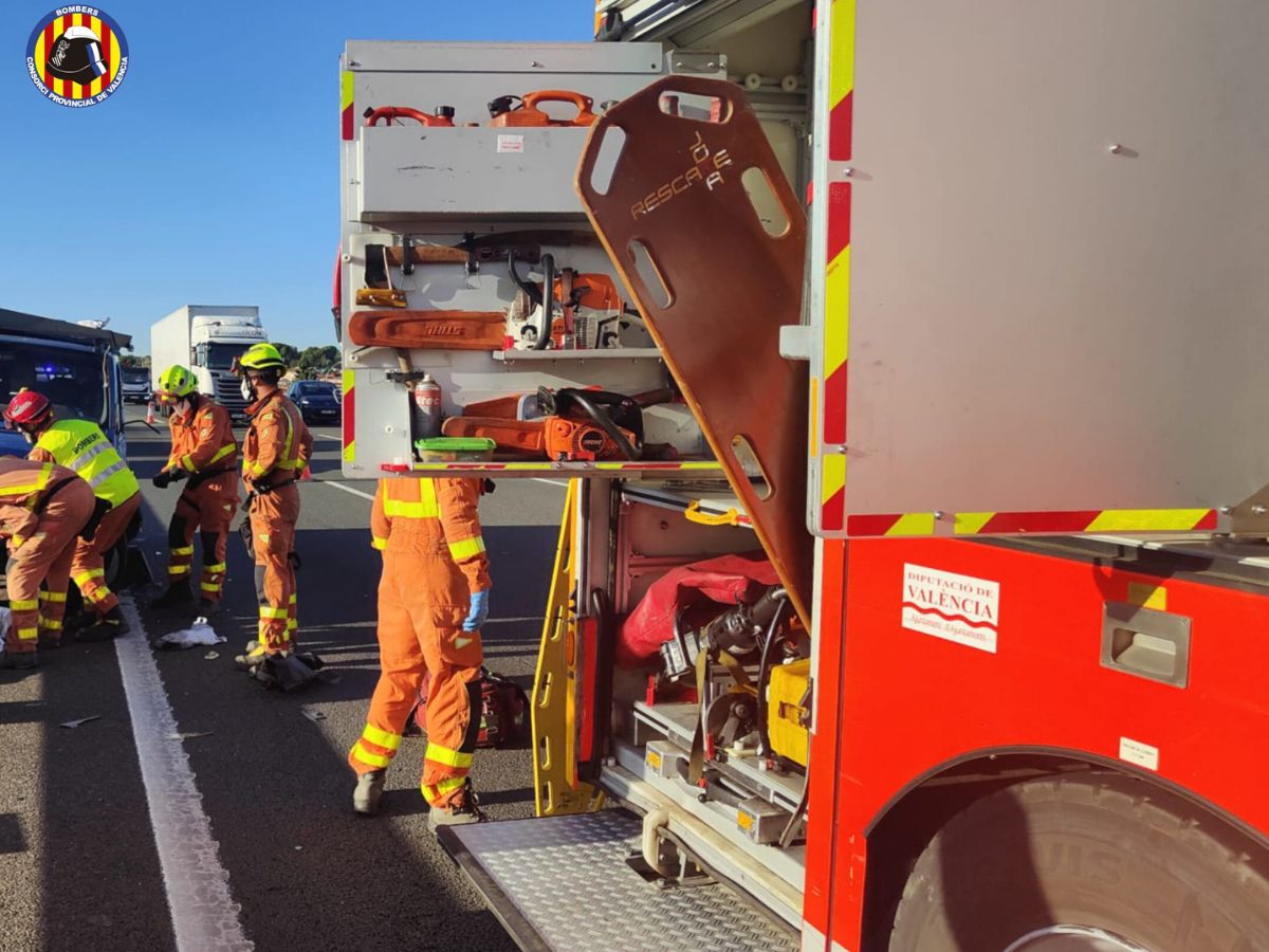 Fallece un camionero al volcar y explotar su camión en la A7