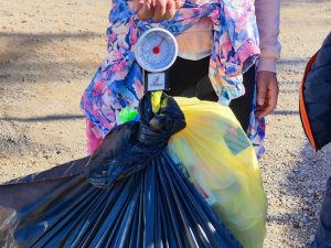 El vecindario de Benassal limpia de basura sus parajes naturales