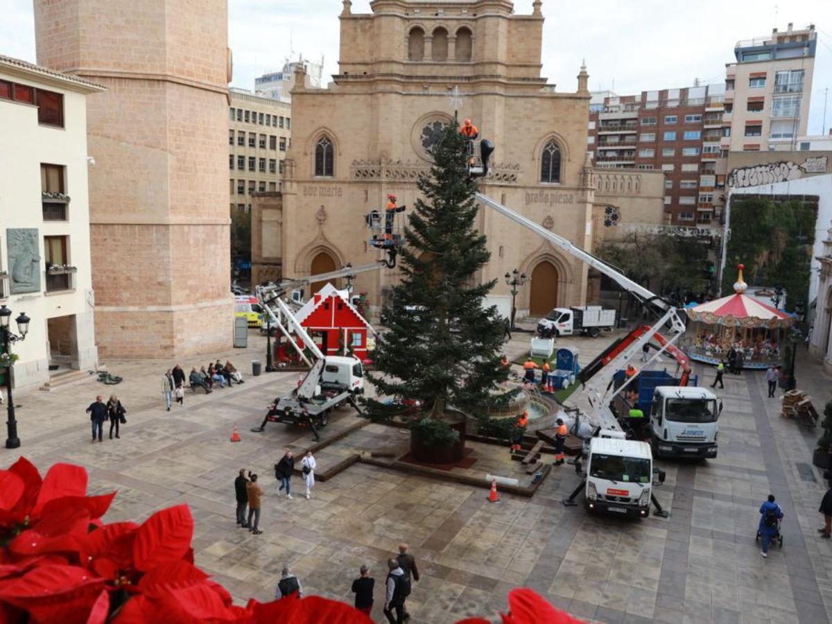 Castellón prepara el árbol para recibir a la Navidad