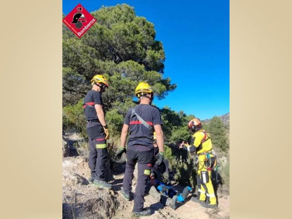 Los bomberos rescatan en helicóptero a un cazador herido