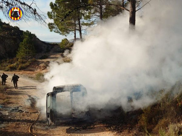 Incendio en Pinet tras incendiarse un vehículo