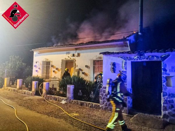 Un incendio consume por completo una casa en Orihuela