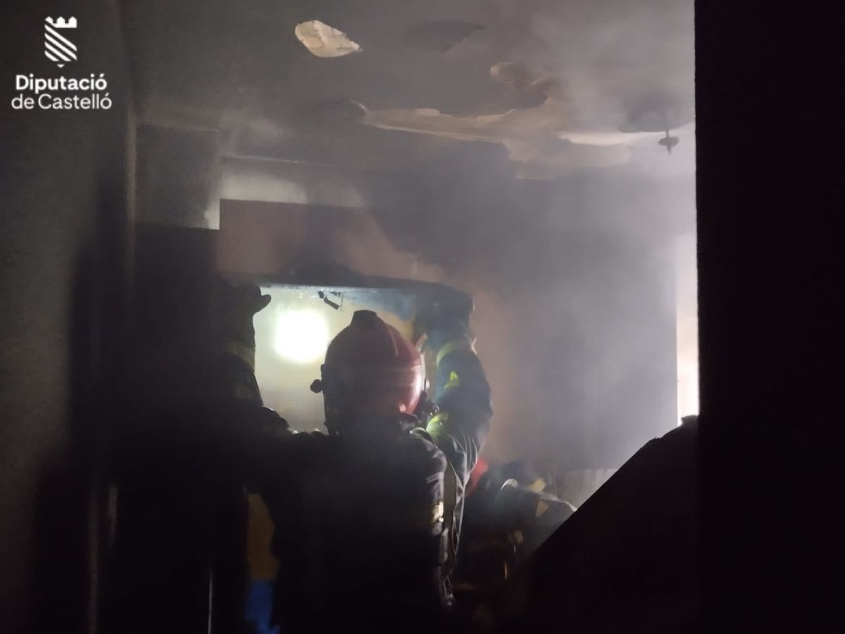 Incendio de una vivienda en Vila-real con menores en el interior