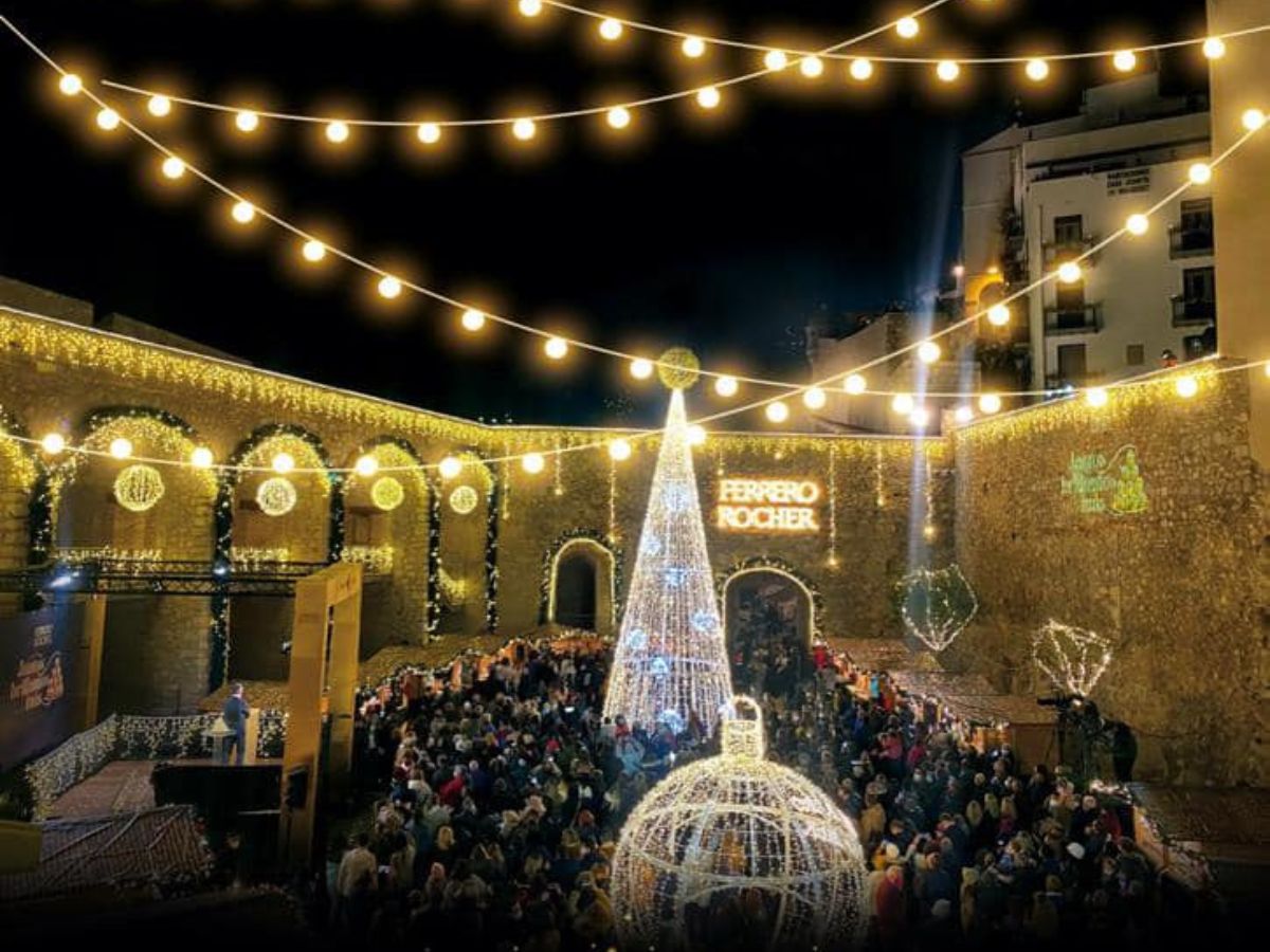 Peñiscola inicia las fiestas con el encendido de la ‘Luz de Navidad’