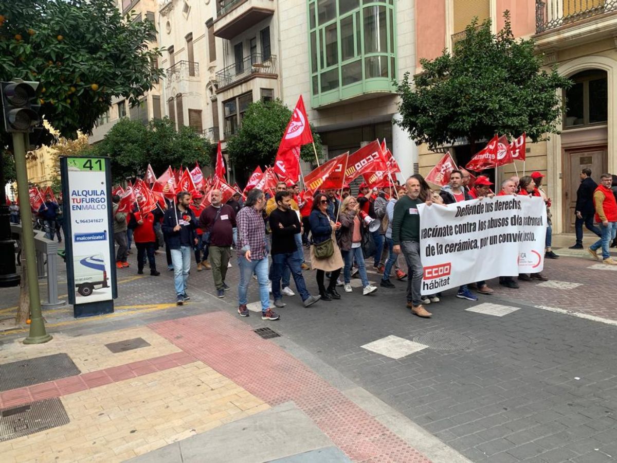 Primera manifestación por el bloqueo del convenio de la cerámica