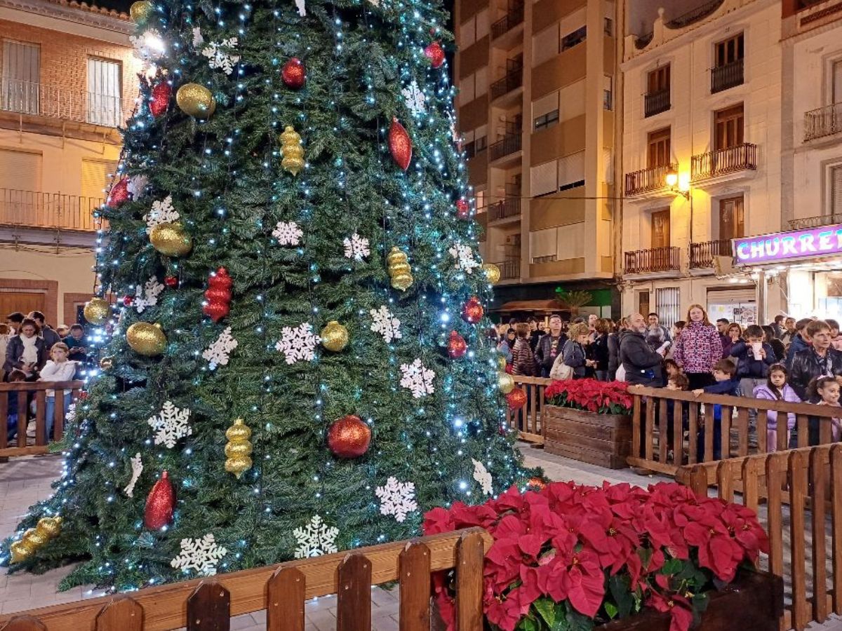 Nules inicia la Navidad con el encendido del Árbol