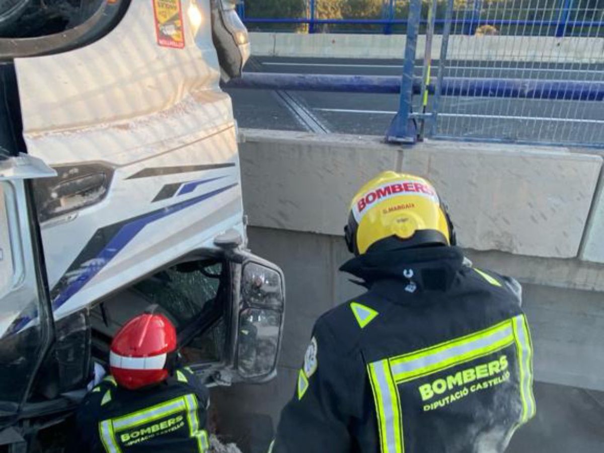 camión vuelca bomberos 1