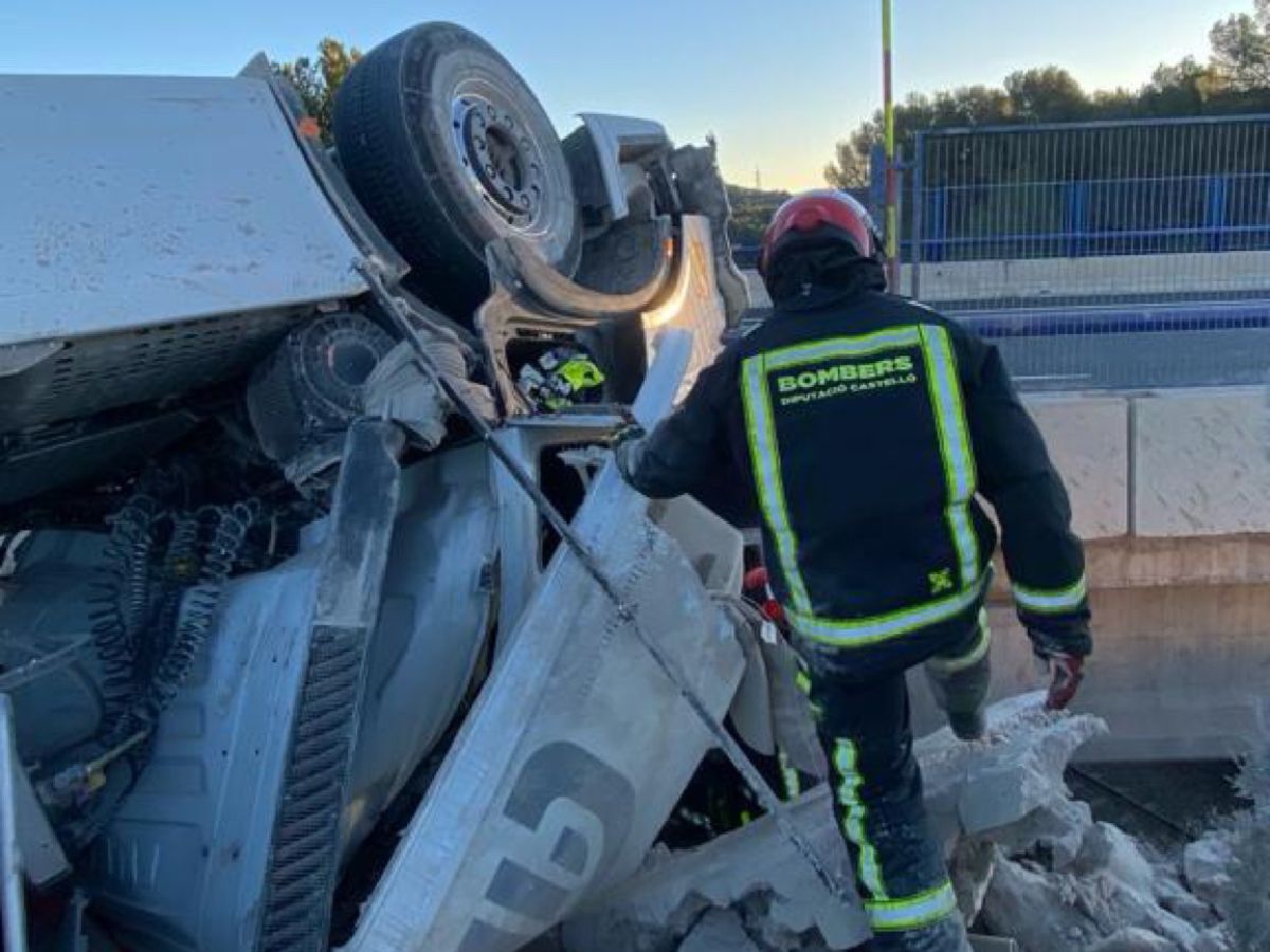 camión vuelca bomberos 2