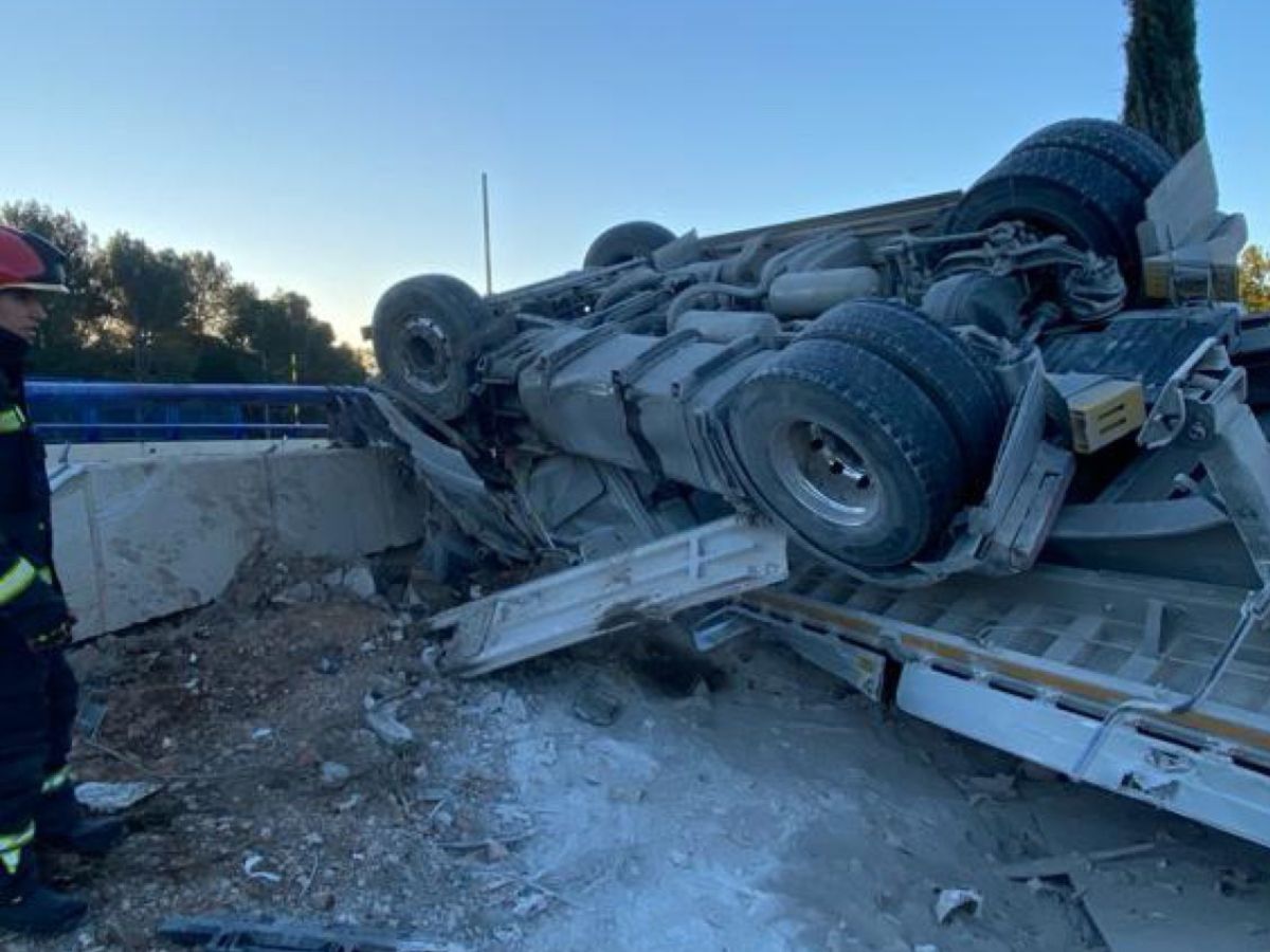 Accidente de tráfico en Segorbe con un camión volcado