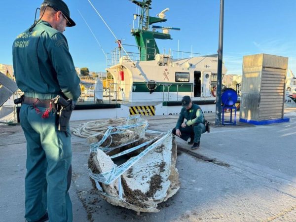 Abandonan los restos óseos de una mandíbula de ballena