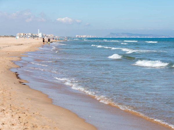 Aparece el cadáver de un hombre «desnudo y con zapatillas» en la playa