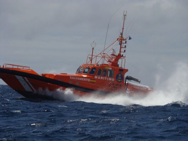 Buscan a un joven de 15 años tras naufragio en el Mar Menor