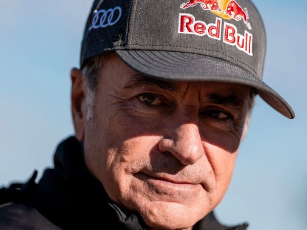 Carlos Sainz llama ‘gilipollas’ a Pedro Sánchez en el Dakar