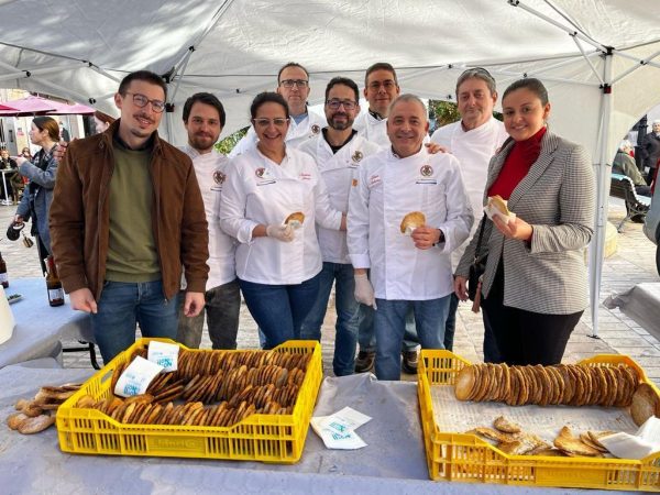 Castellón disfruta de Sant Antoni con 2.000 coquitas y moscatel