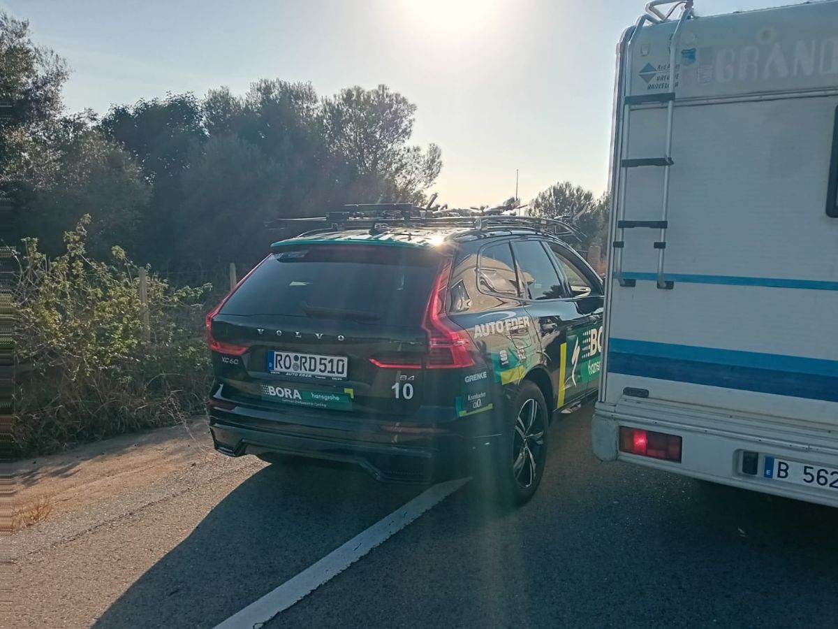 Colas kilómetricas a la salida de la N-340 con vehículos de La Volta atrapados 3