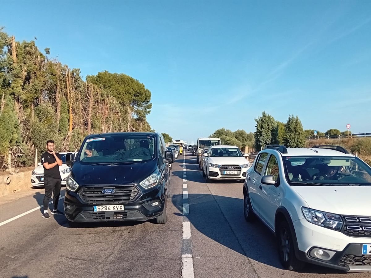 Colas kilómetricas a la salida de la N-340 con vehículos de La Volta atrapados 6