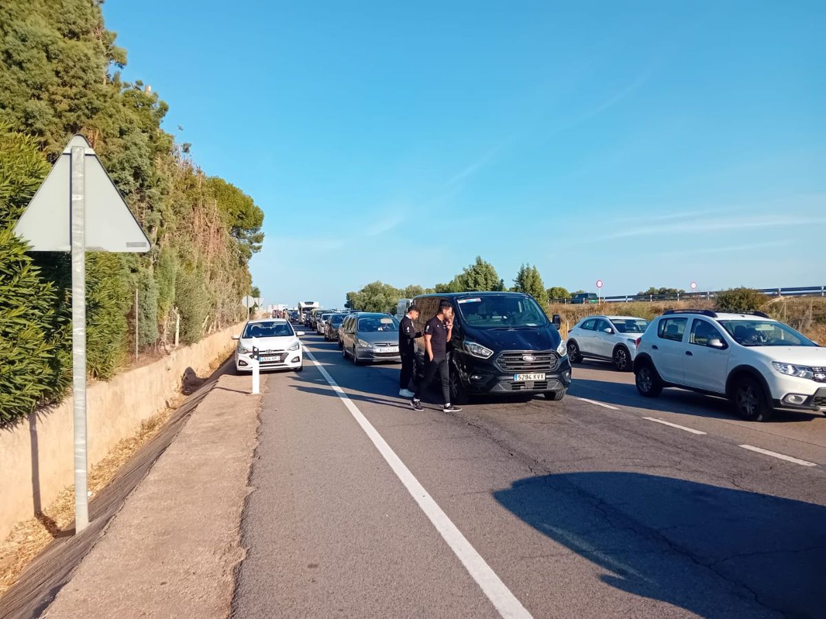 Colas kilómetricas a la salida de la N-340 con vehículos de La Volta atrapados 2