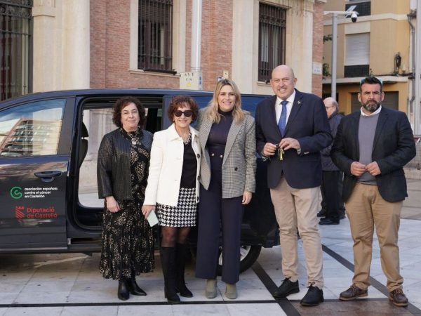 Diputación hace entrega de un coche a la AECC de Castellón