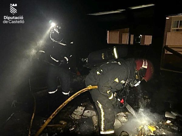 Incendio de una vivienda de tres plantas en La Vall d’Uixó